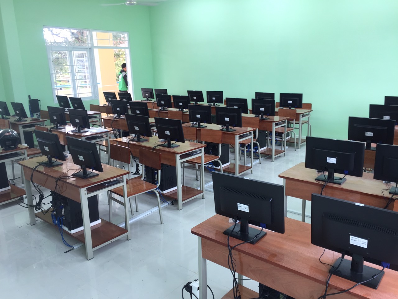 HKC cung cấp và lắp đặt phòng tin học cho trường THCS Đa Mi Bình thuận.